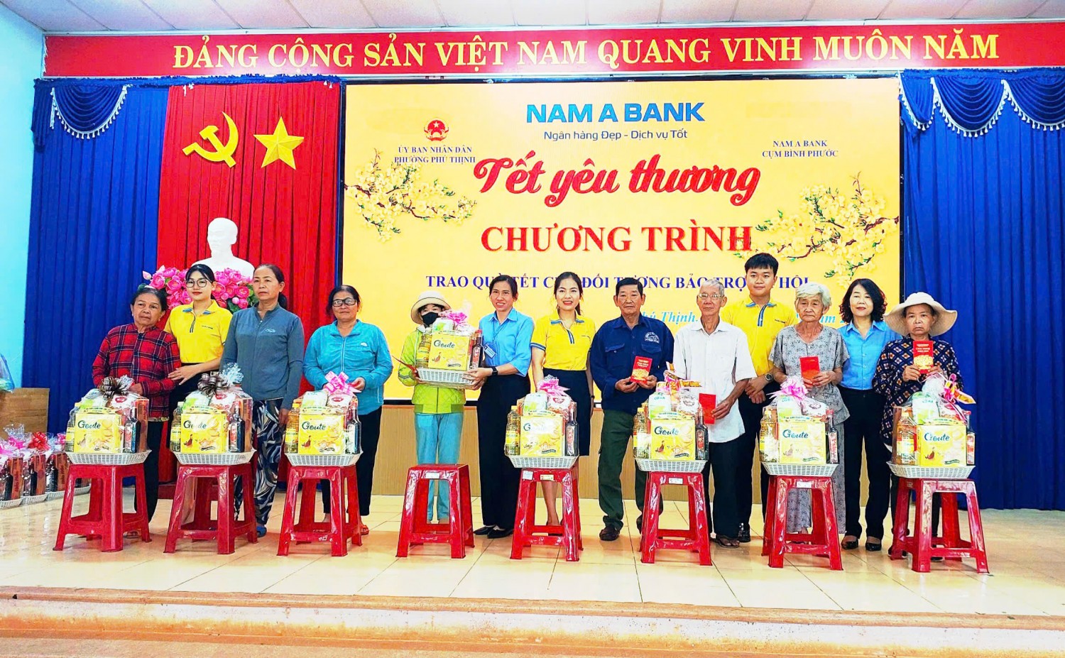 UBND PHƯỜNG PHÚ THỊNH PHỐI HỢP NGÂN HÀNG TMCP NAM Á - PHÒNG GIAO DỊCH BÌNH LONG TRAO QUÀ TẾT CHO ĐỐI TƯỢNG KHUYẾT TẬT KHÓ KHĂN ĐANG HƯỞNG TRỢ CẤP XÃ HỘI